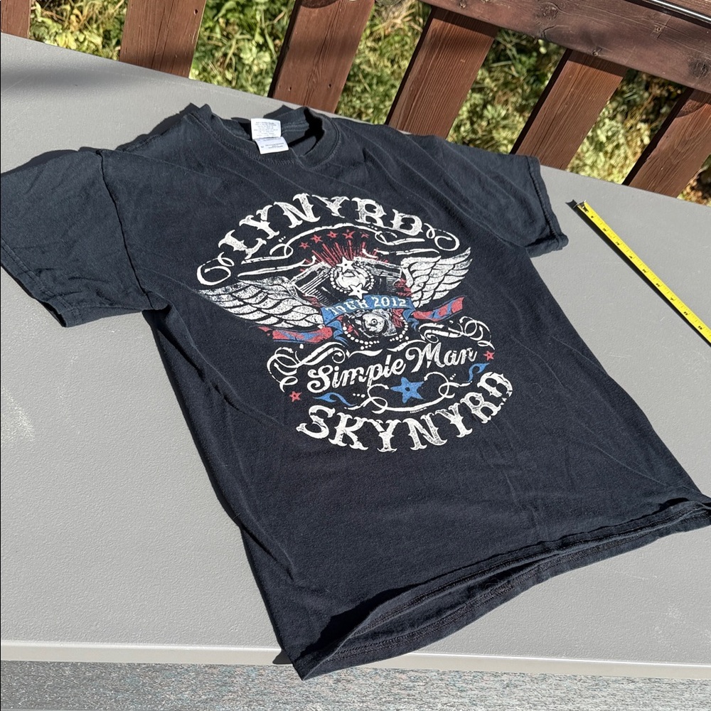 OG Black Lynyrd Skynyrd Graphic concert tee 2012 size medium EUC